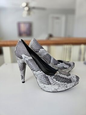 Stuart Weitzman Gray Snake-Print Stiletto Pumps